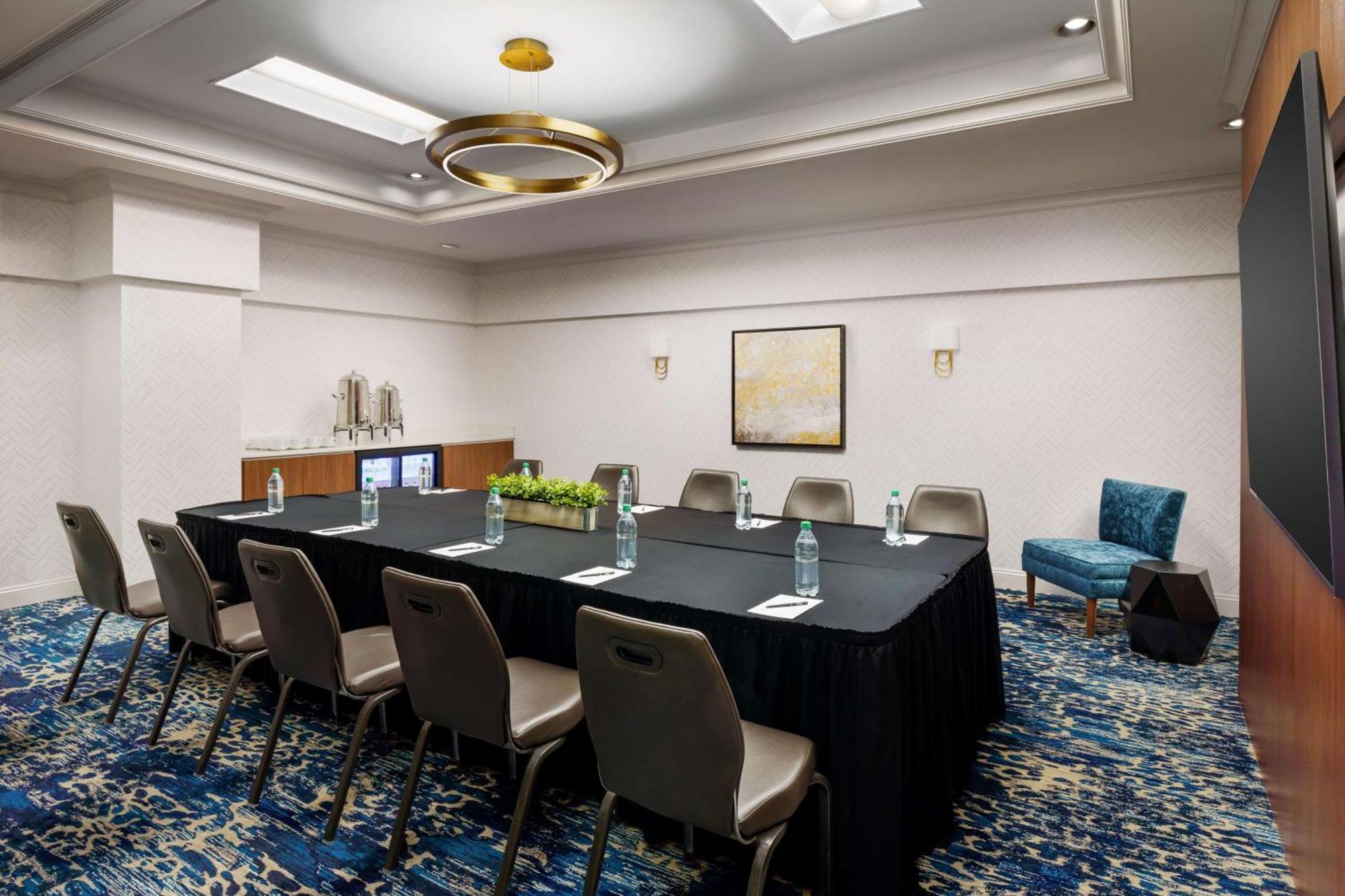Hilton Charlotte University Place Экстерьер фото
