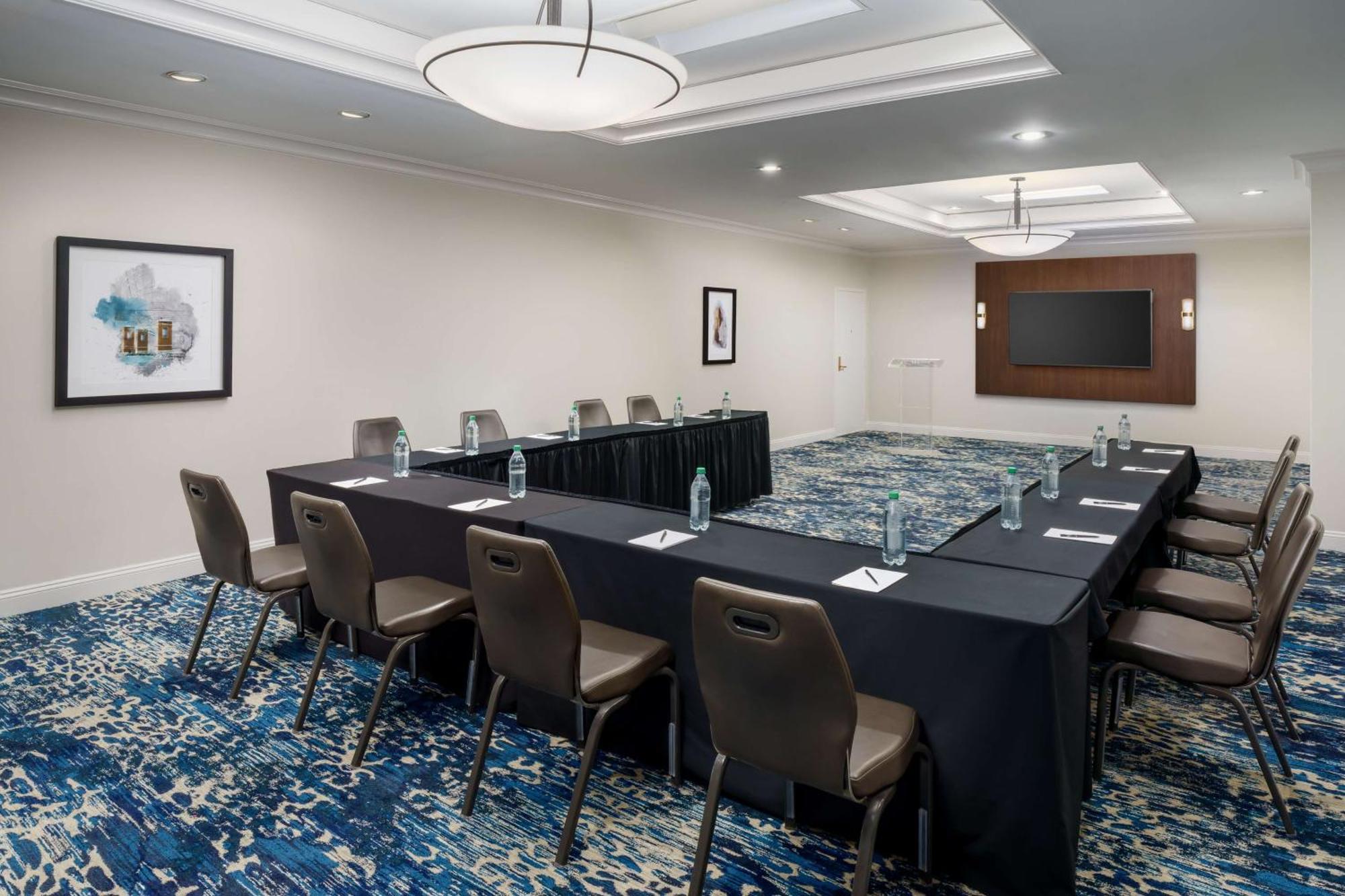 Hilton Charlotte University Place Экстерьер фото