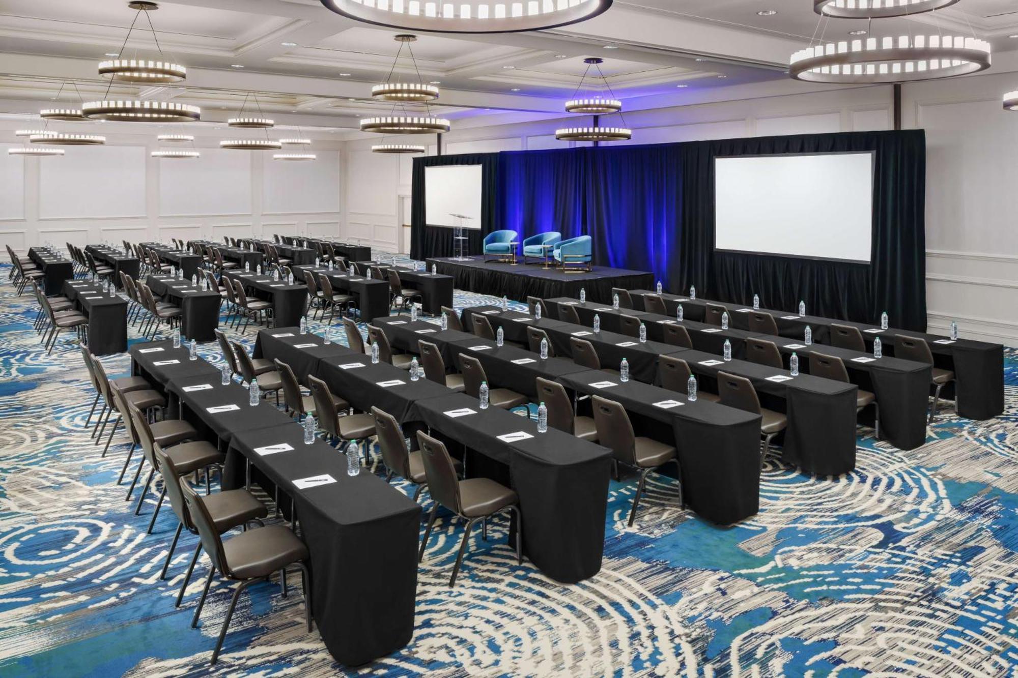 Hilton Charlotte University Place Экстерьер фото