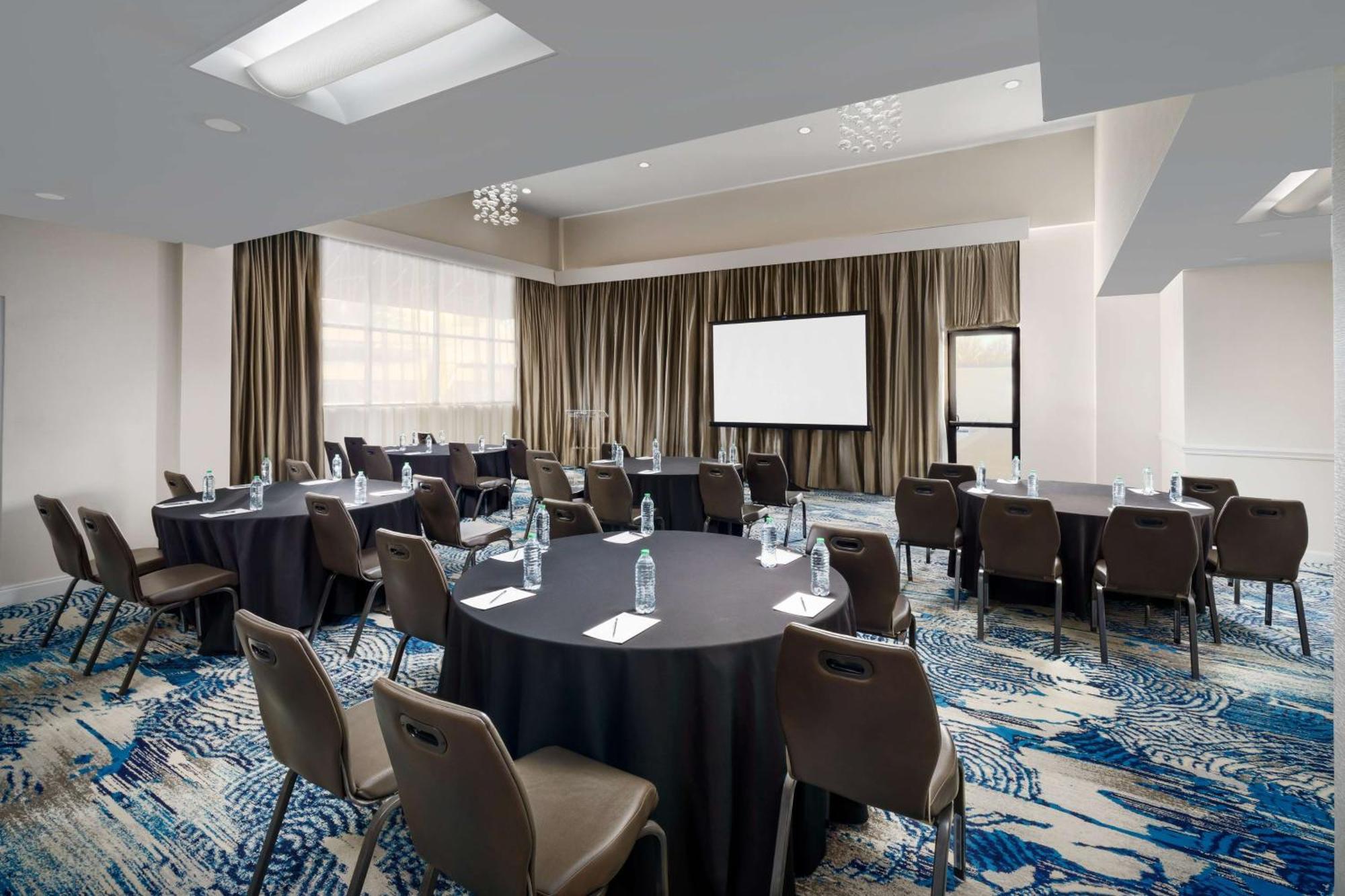 Hilton Charlotte University Place Экстерьер фото