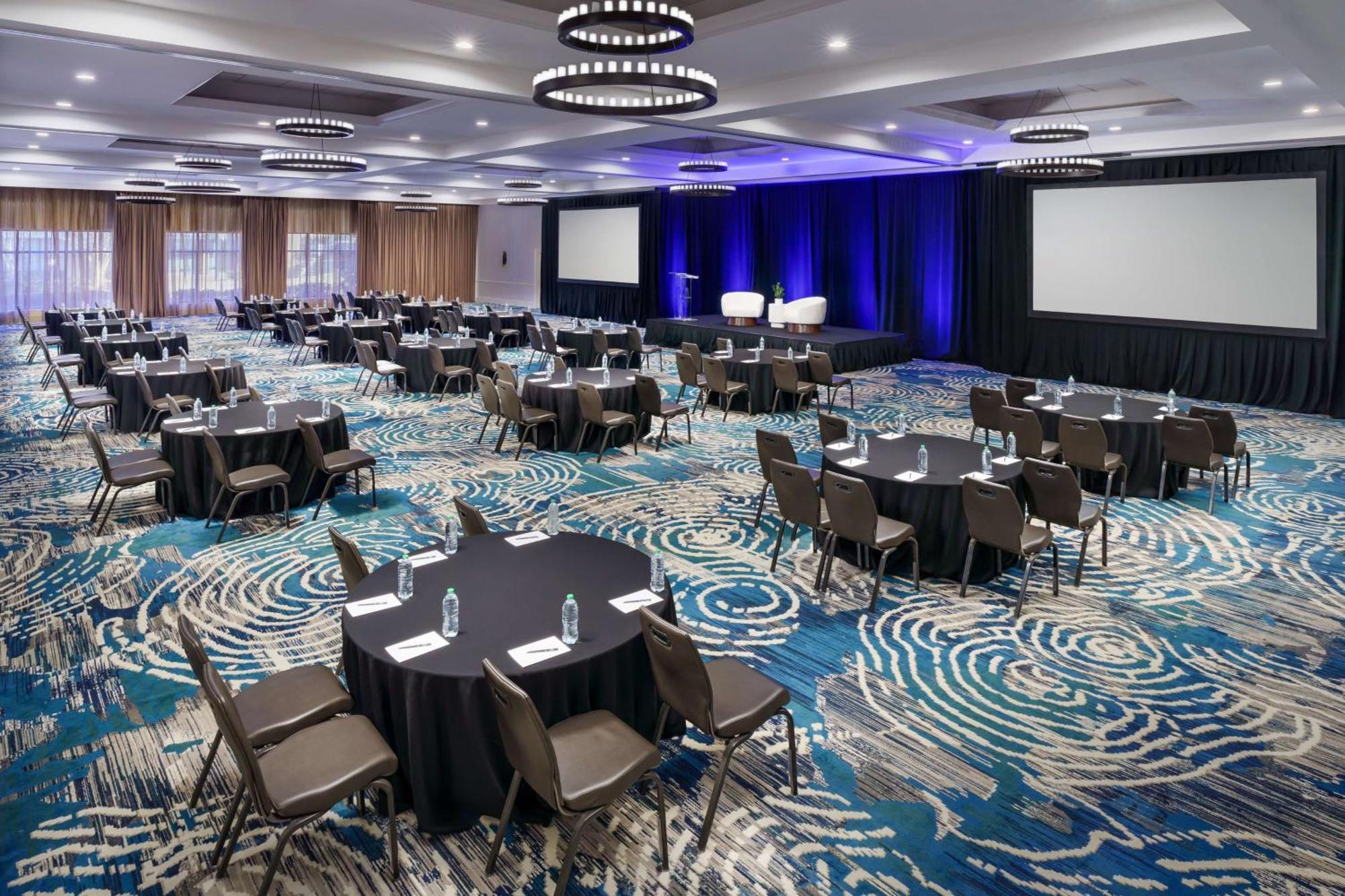 Hilton Charlotte University Place Экстерьер фото
