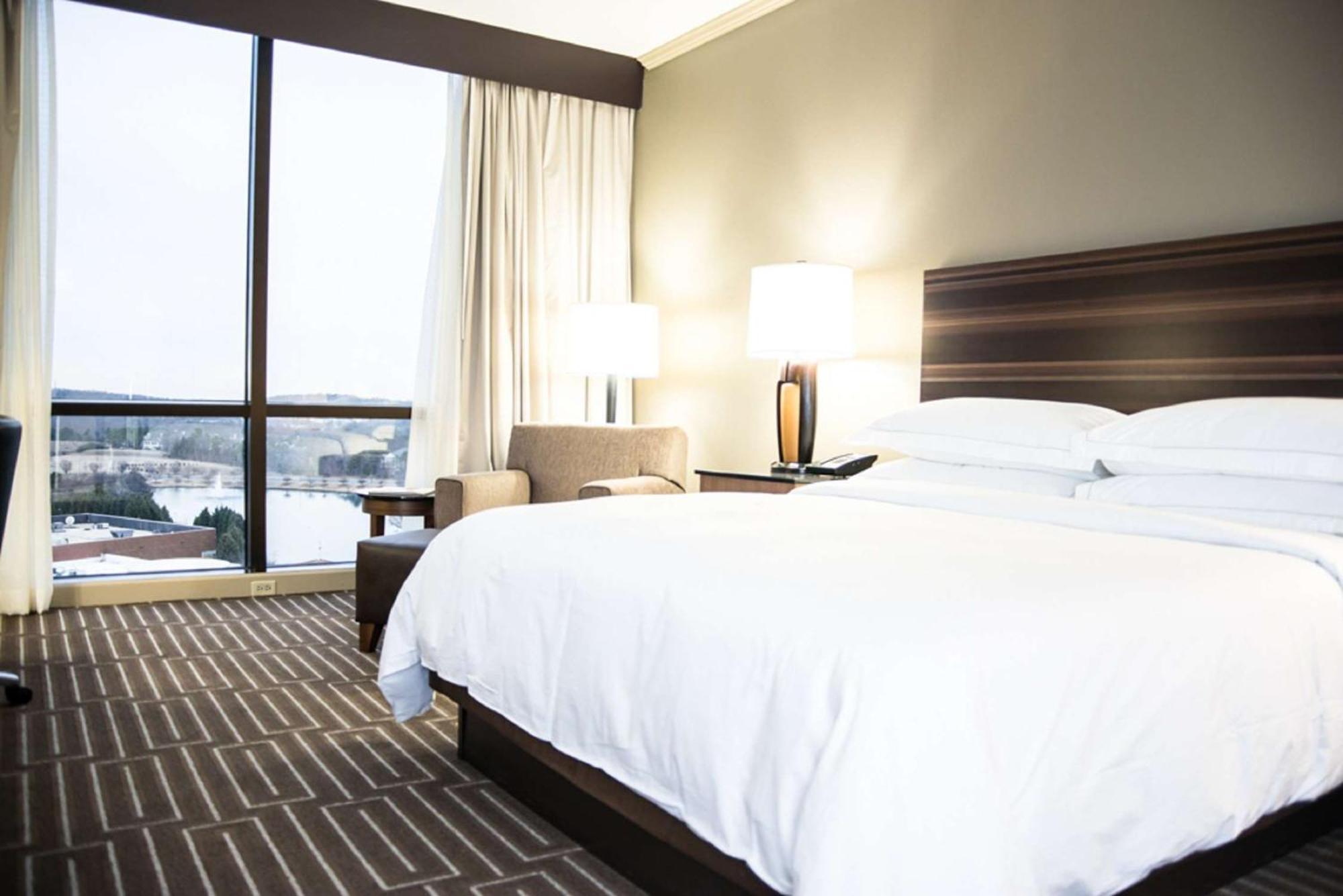 Hilton Charlotte University Place Экстерьер фото