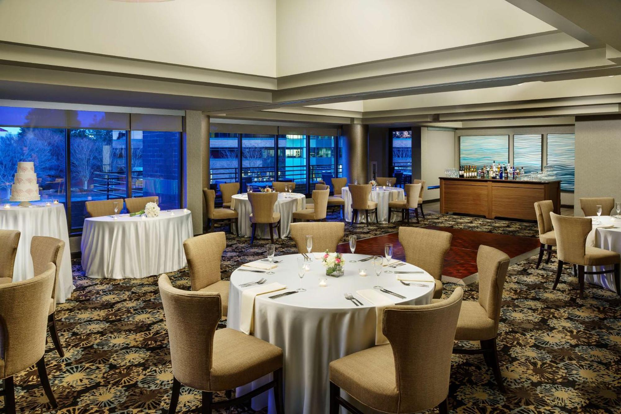 Hilton Charlotte University Place Экстерьер фото