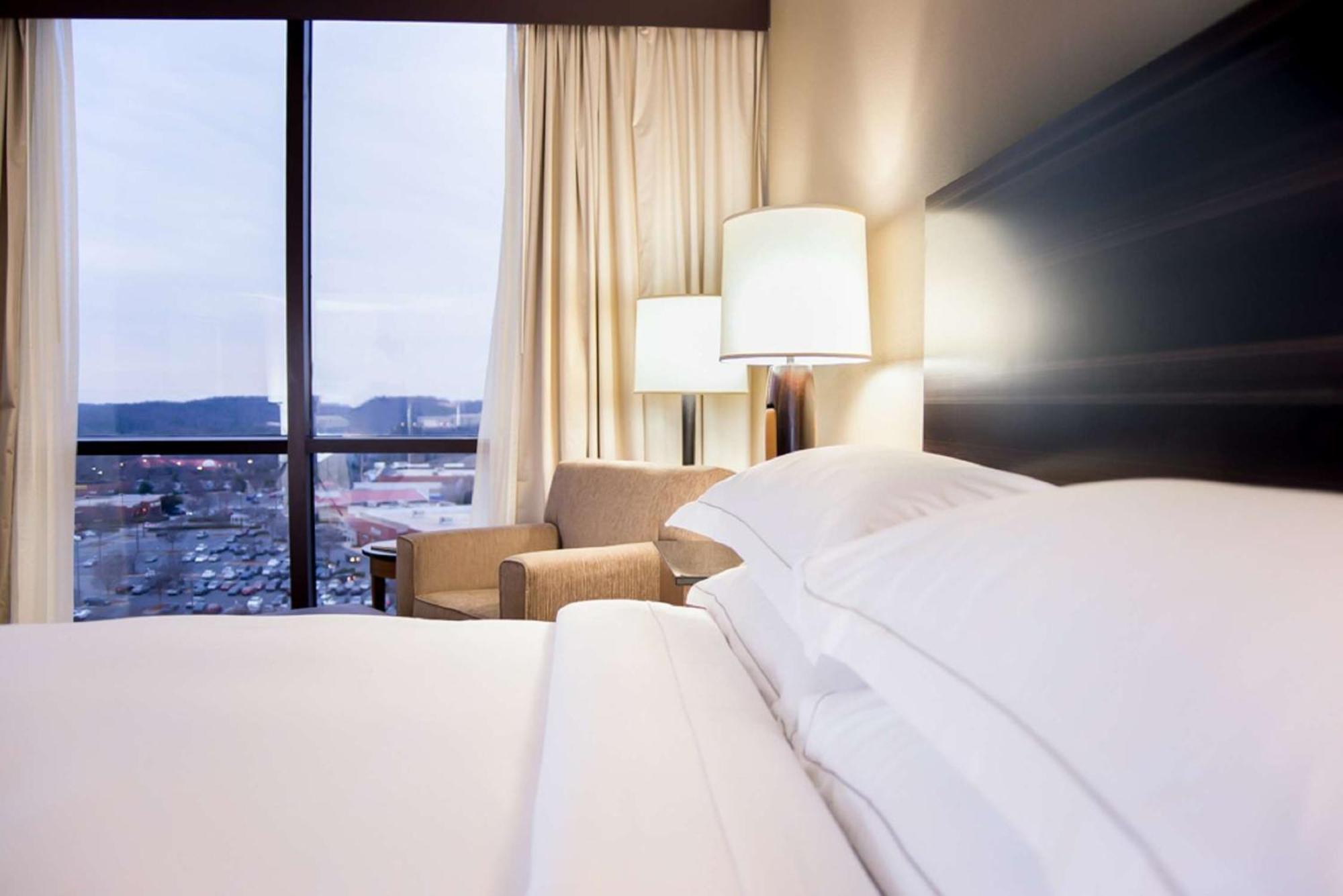 Hilton Charlotte University Place Экстерьер фото