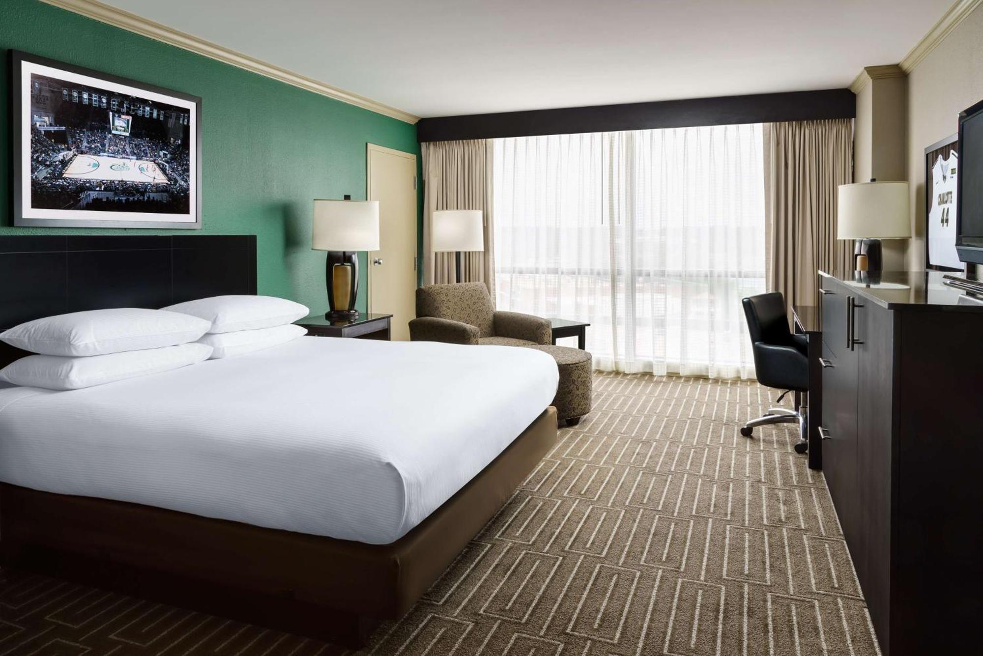 Hilton Charlotte University Place Экстерьер фото