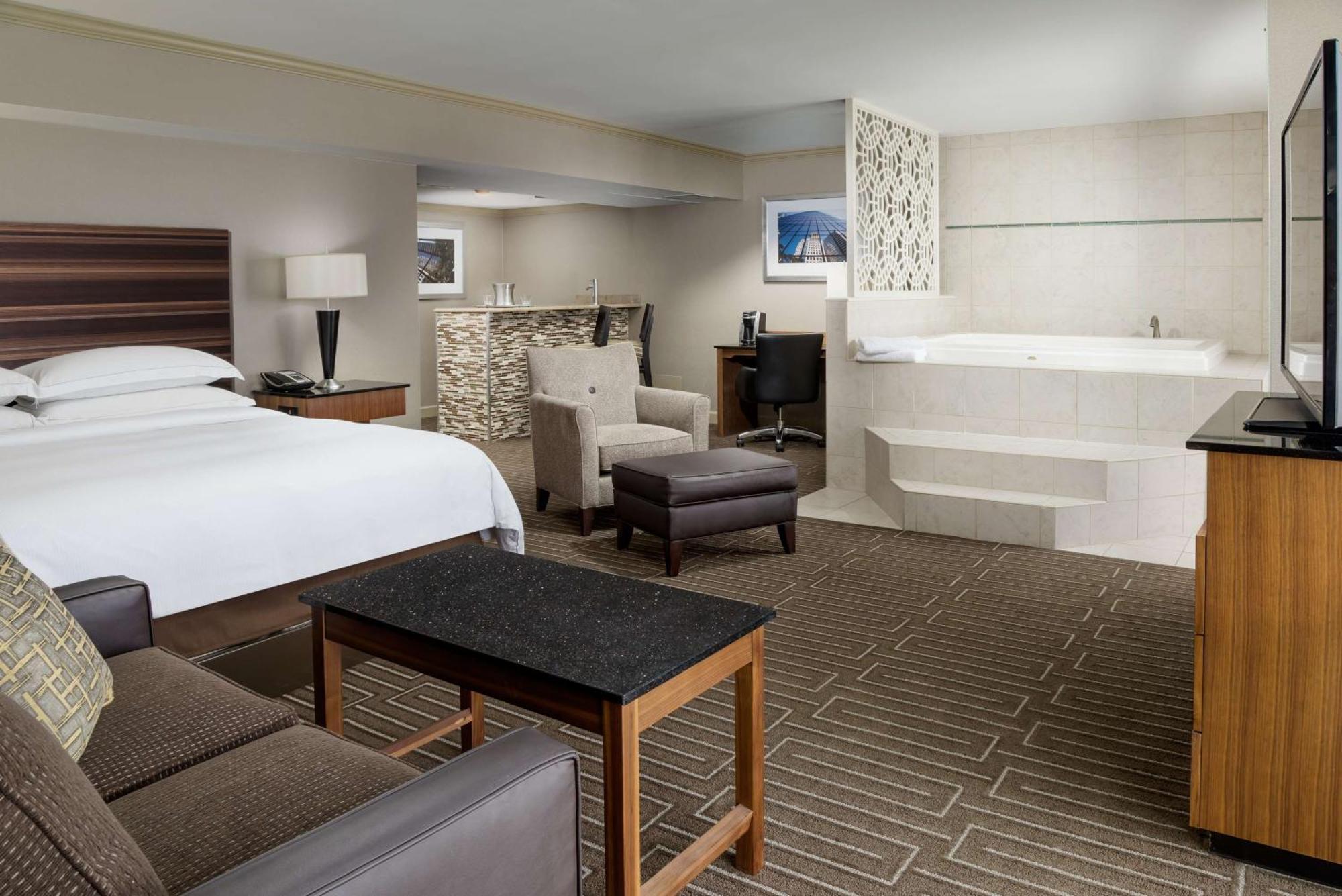 Hilton Charlotte University Place Экстерьер фото