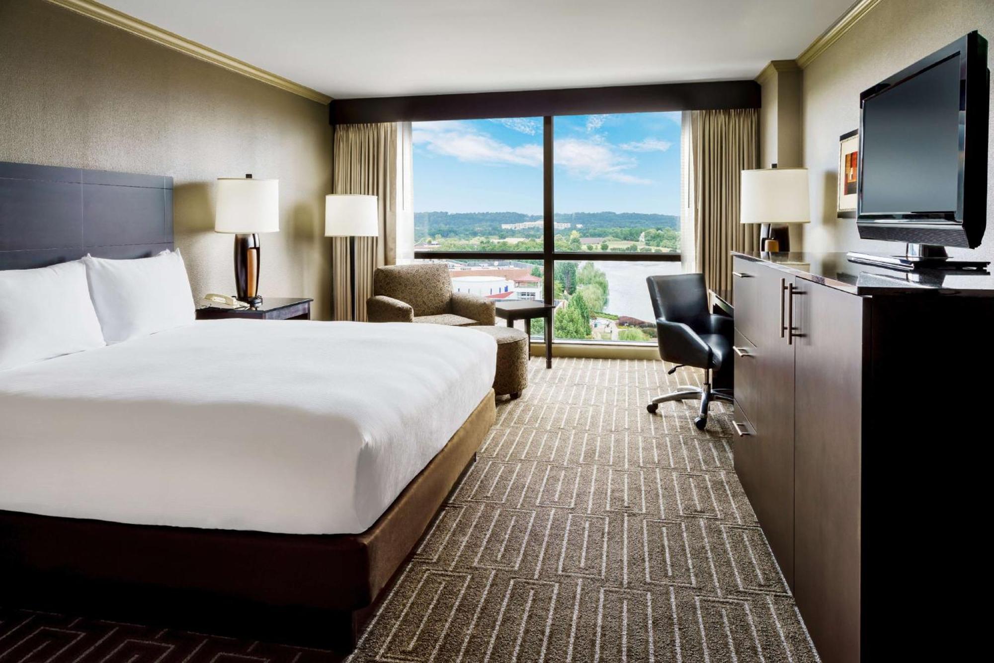 Hilton Charlotte University Place Экстерьер фото