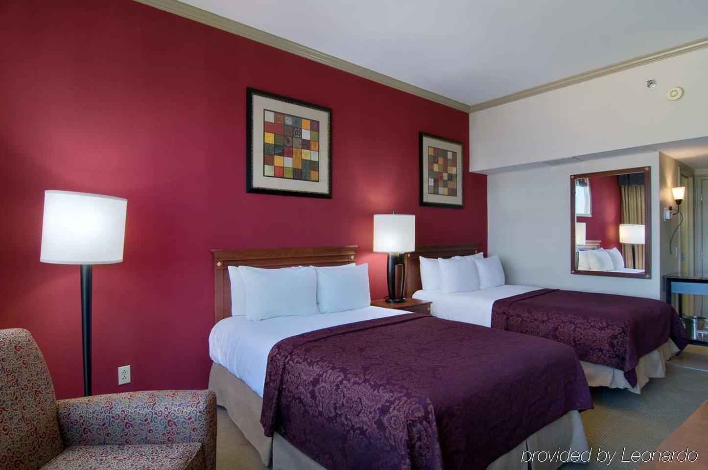 Hilton Charlotte University Place Номер фото