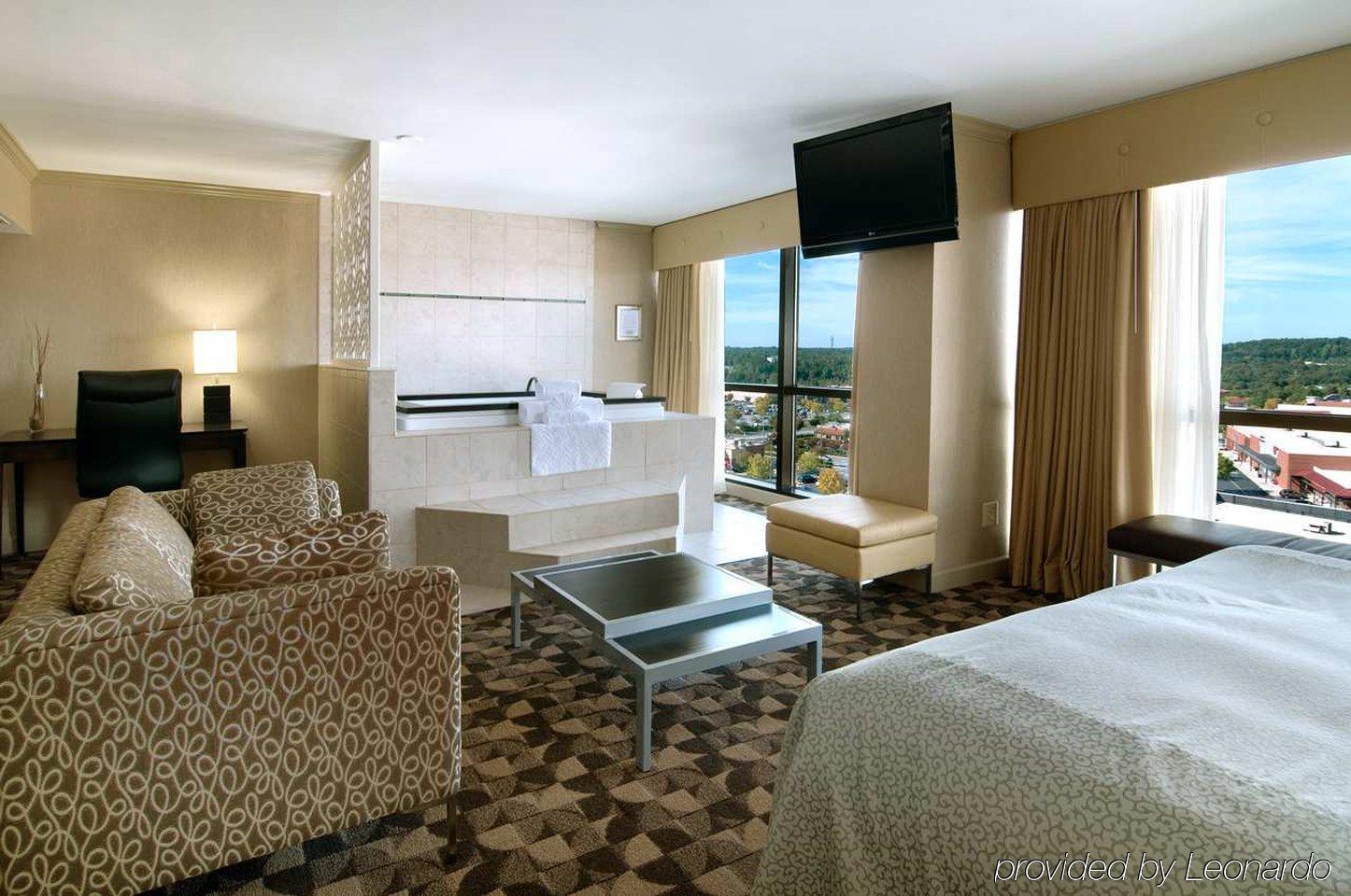Hilton Charlotte University Place Номер фото