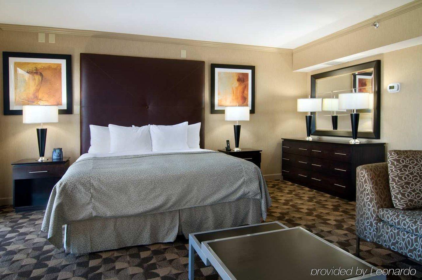 Hilton Charlotte University Place Номер фото