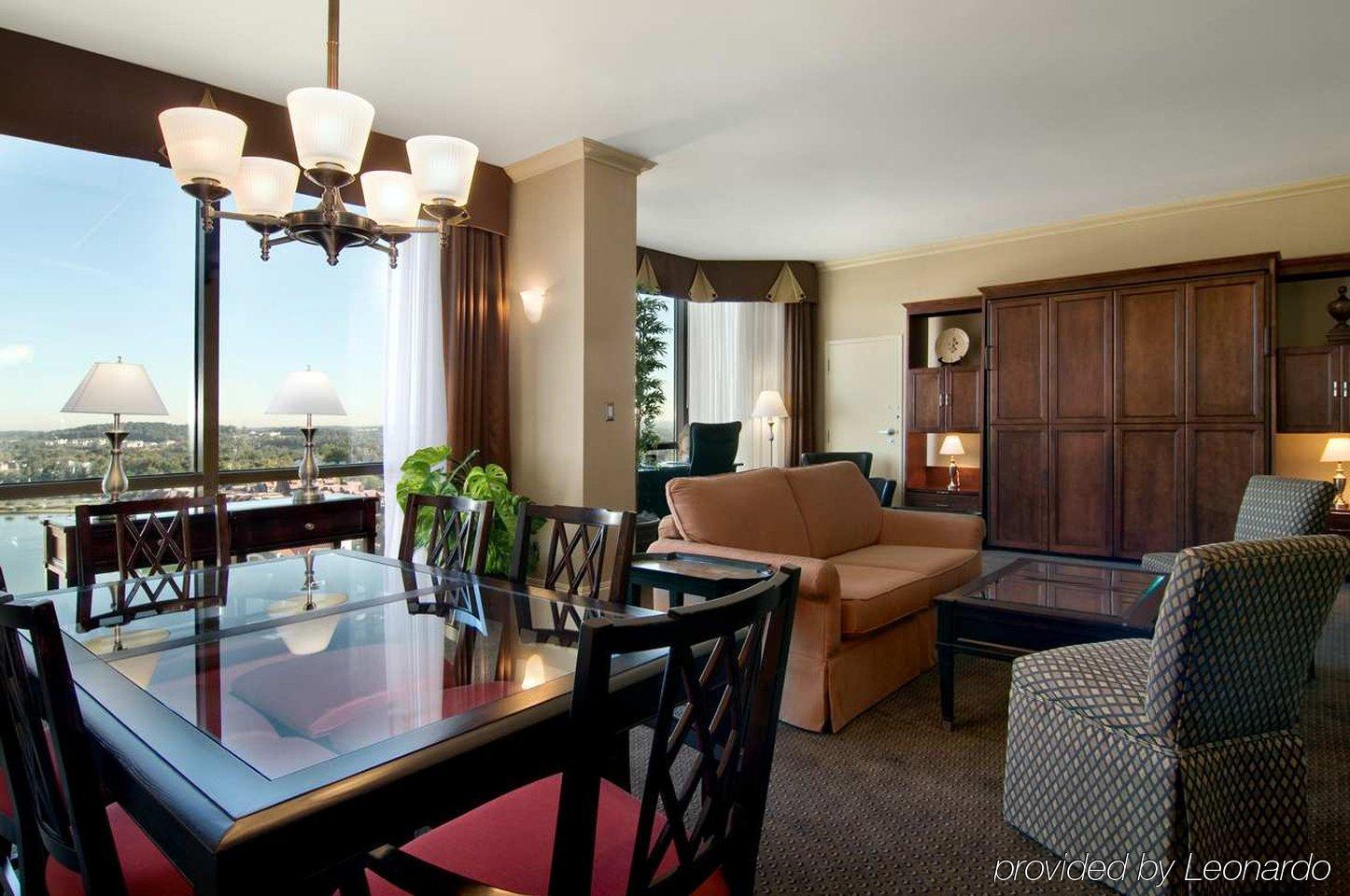 Hilton Charlotte University Place Номер фото
